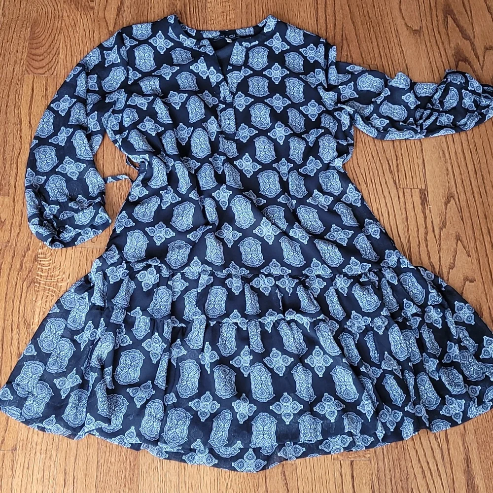 Rose and Olive Tiered Hemline Vee Neckline Graphic Print Dress - Size Medium - Picture 6 of 14